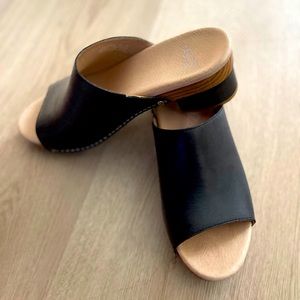 - Dansko Clogs
- Black upper Leather
- White Stitch Detail
- Super Comfy